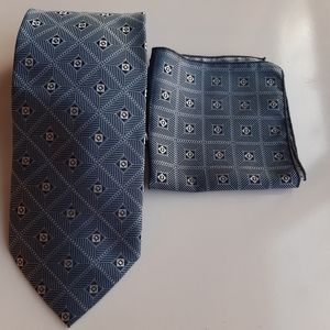 AVANTI UOMO  BLUE PATTERNED TIE & POCKET SQUARE